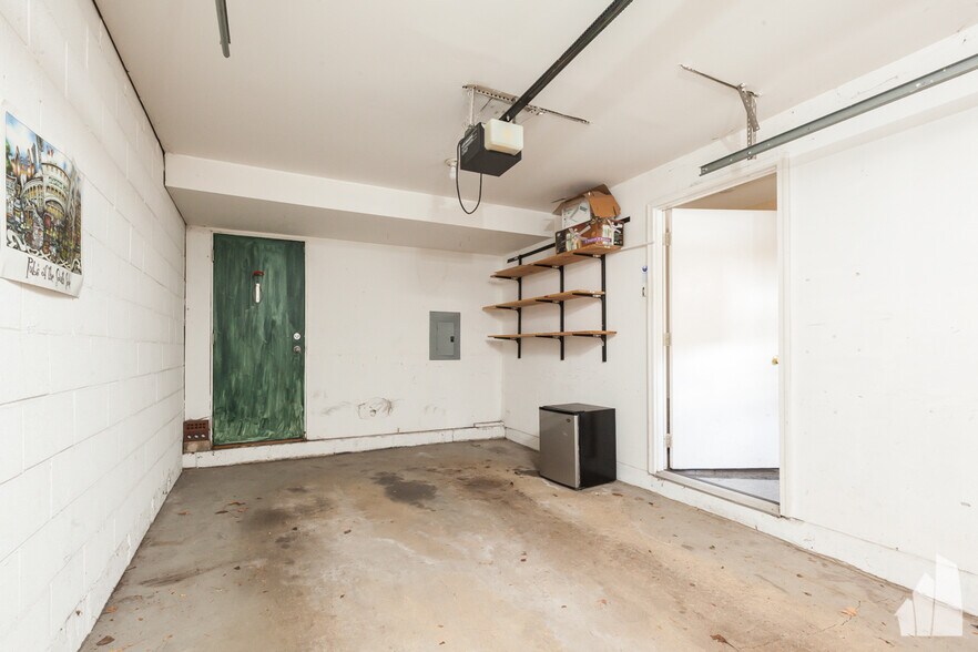 Building Photo - 616 N Paulina St