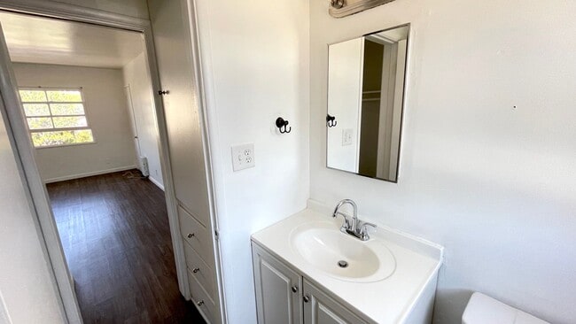 Building Photo - Beautiful Belmont Heights Studio for Rent!