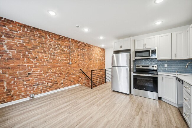 Building Photo - 2553 S Dewey St