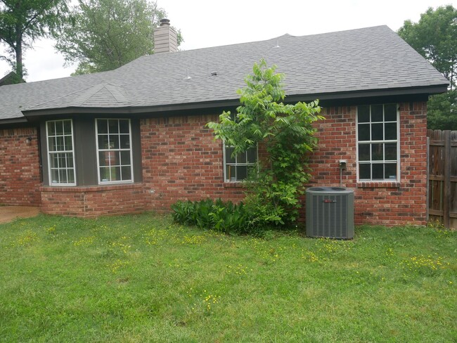 Building Photo - 2885 Waverly Dr
