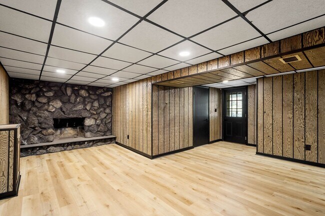 Building Photo - AVAILABLE NOW – Move In Today! NEWLY RENOV...