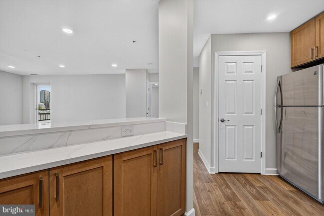 Building Photo - 100 Harborview Dr