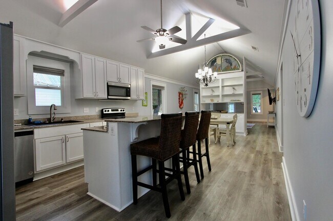 Building Photo - 8 Sally Ln