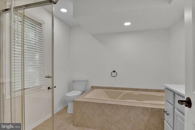 Building Photo - 915 Chanticleer