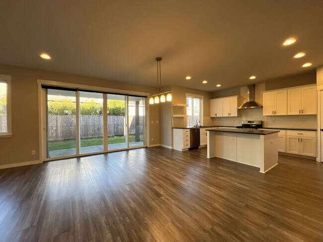 Building Photo - Expansive 2020 Forest Grove Home with 4 Bedrooms, Loft, Modern Kitchen & Covered Patio