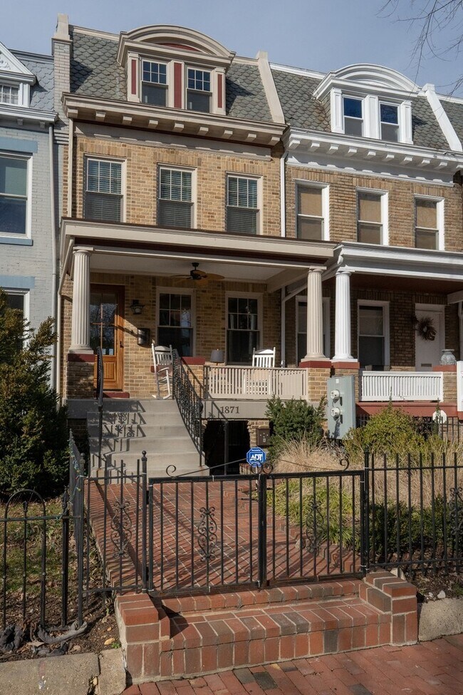 Primary Photo - 1871 Newton St NW