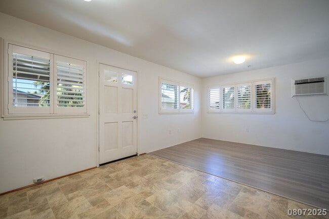 Building Photo - $2200 / 1br - 500ft2 - 1br/1ba/2pkg Townho...