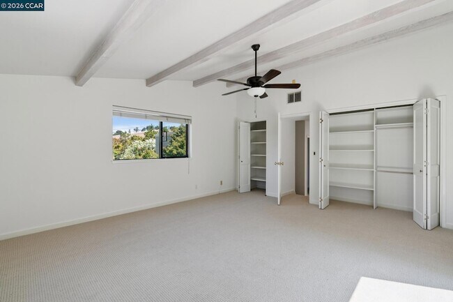 Building Photo - 660 La Casa Via