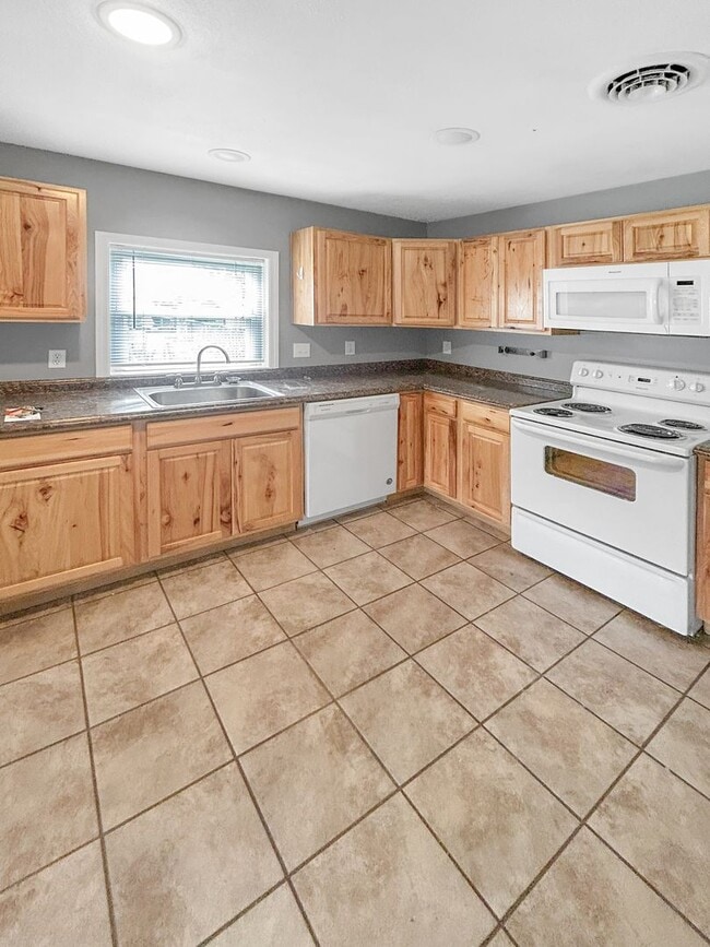 Building Photo - Welcome to this charming 2-bedroom, 1-bath...