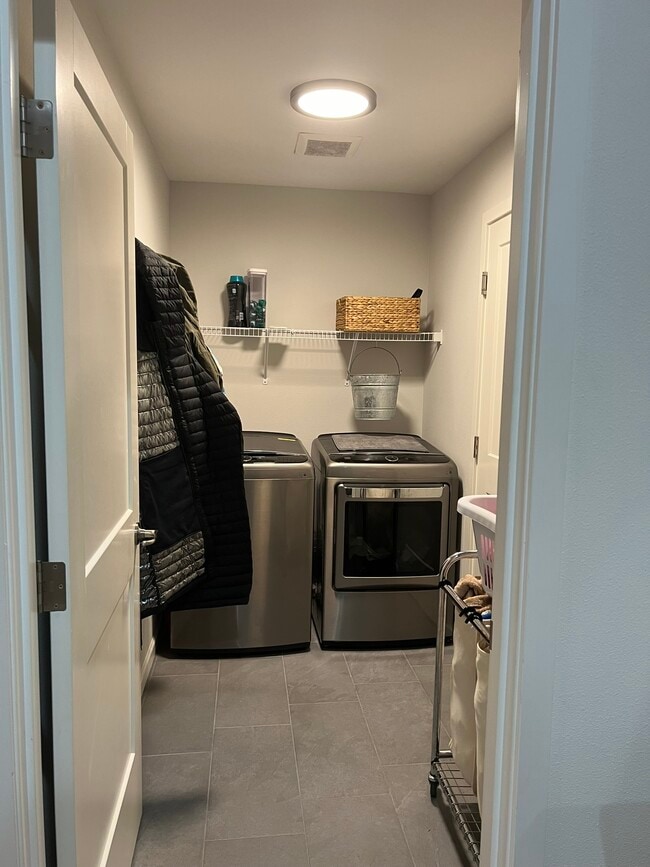 Building Photo - 381 E Lakeshore Dr