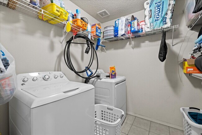 Building Photo - Beautiful & Spacious 4-Bedroom Home with 3...