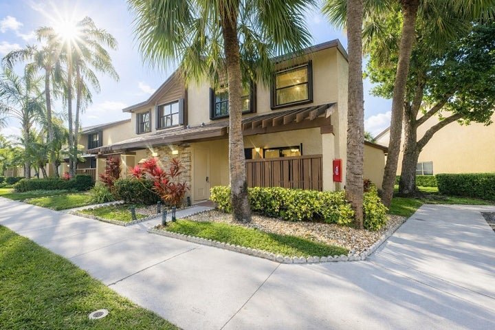 Building Photo - 3950 Cocoplum Cir