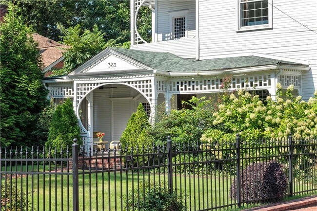 Building Photo - 383 Park Ave SE