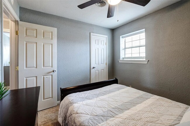 Building Photo - South-side 3 bed 1.5 bath