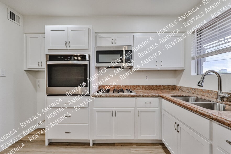 Building Photo - 12450 N Augusta Dr