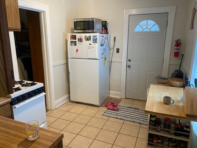 Building Photo - 647 Monroe St NE