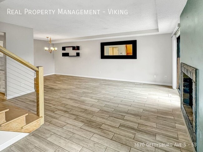 Building Photo - Renovated 2 Bed 1.5 Bath 1 Car Garage! - D...