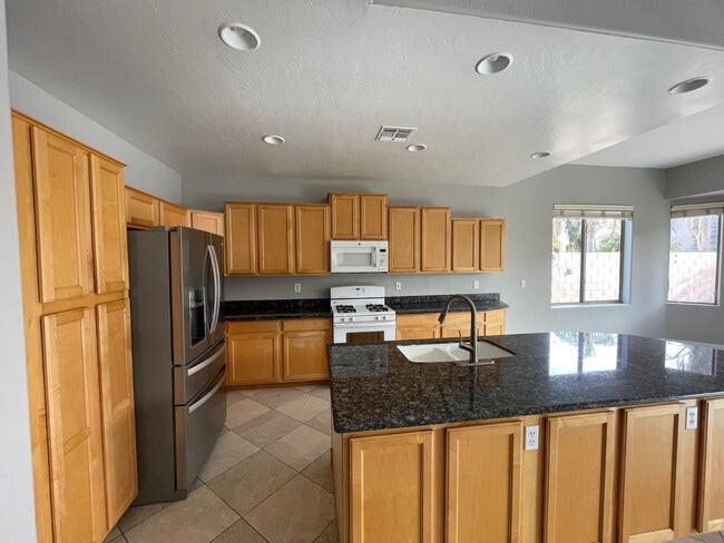 Building Photo - 2225 E Detroit St