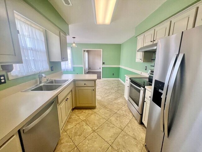 Building Photo - 3BR/2Bath/1 Garage/Fenced! Quail Woods community in the poplar Gorden Rd, North Wilmington area