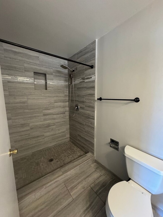 Building Photo - BRIGHT CORNER HOME WITH SPACIOUS BACKYARD ...