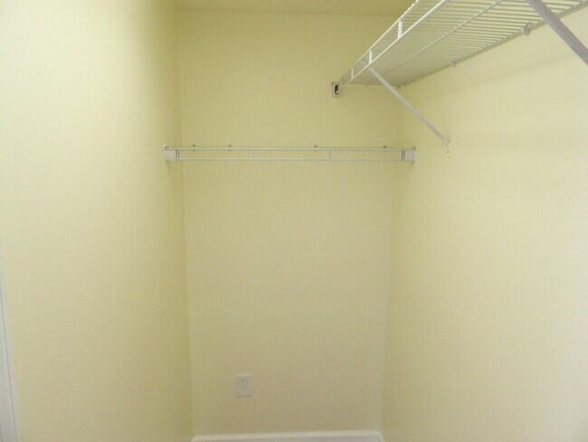 Building Photo - 102 Cedar Dr