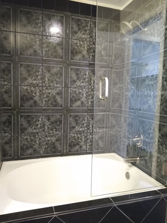 Building Photo - Beautifull Spacious 2 Bedroom 2 Bath Townh...