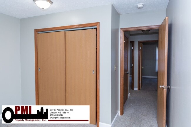 Building Photo - 3 Bedroom and 1.5 bathroom Duplex for rent