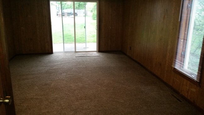 Building Photo - 2 Bedroom 1 bath house