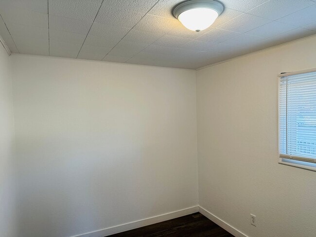 Building Photo - 4 bedroom, 1 bath. Pets Ok, Remodeled in 2...