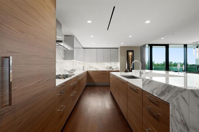 Building Photo - 3433 Westheimer Rd