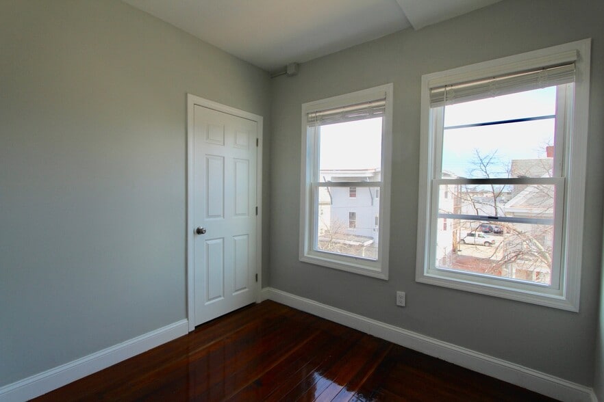 Building Photo - 55 Estes St