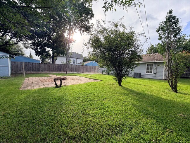 Building Photo - 1631 Chantilly Ln