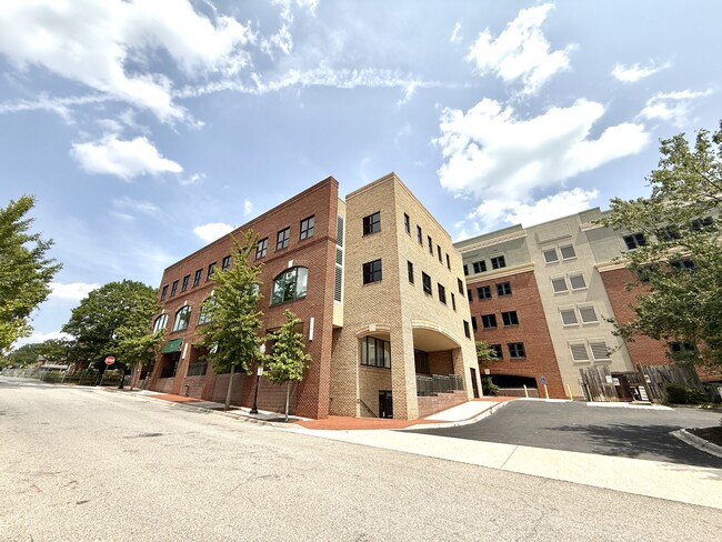 Building Photo - 202 S Main St