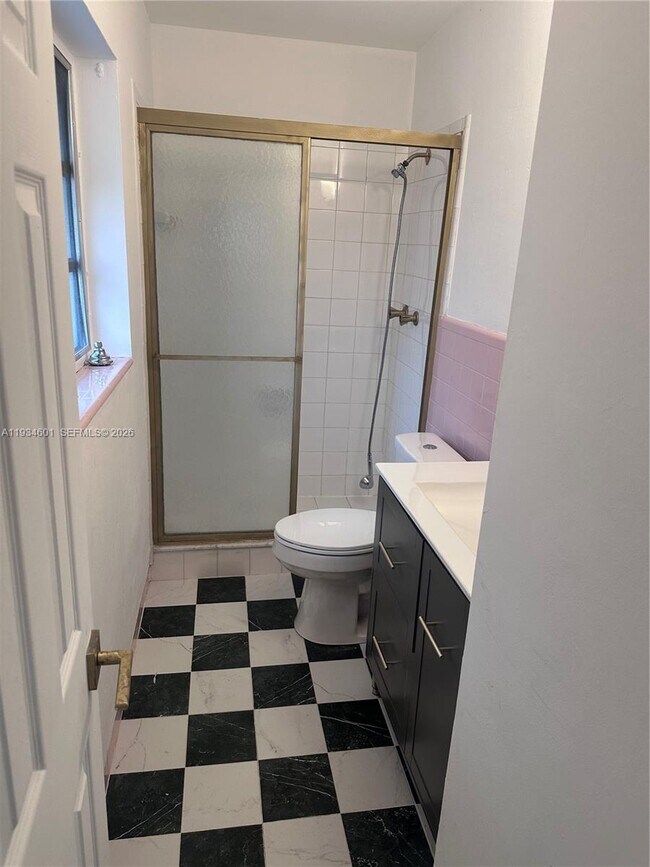 Building Photo - 200 SE 19th St