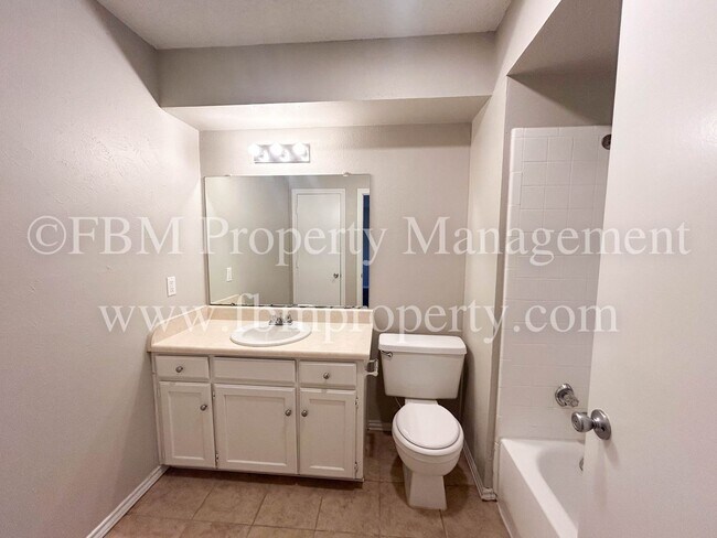 Building Photo - 509 W Denton St