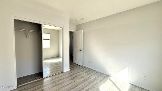 Building Photo - 1103 E Grove St