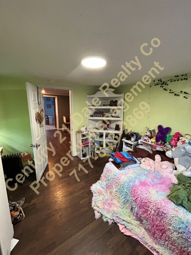 Building Photo - Large 3 Bedroom, 2 Bath Pet friendly home with off street parking and a 600sqft detached garage