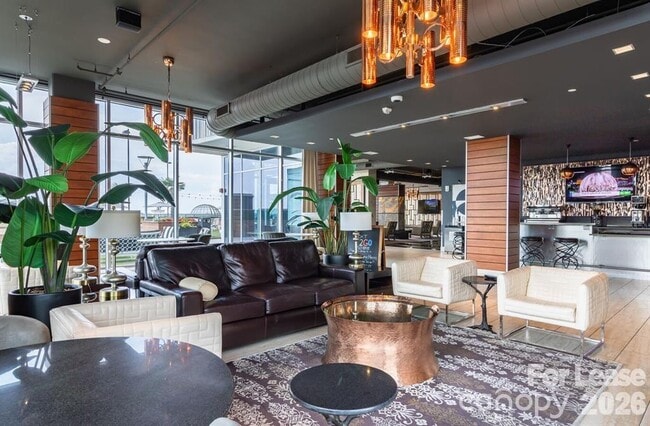 Building Photo - 215 N Pine St