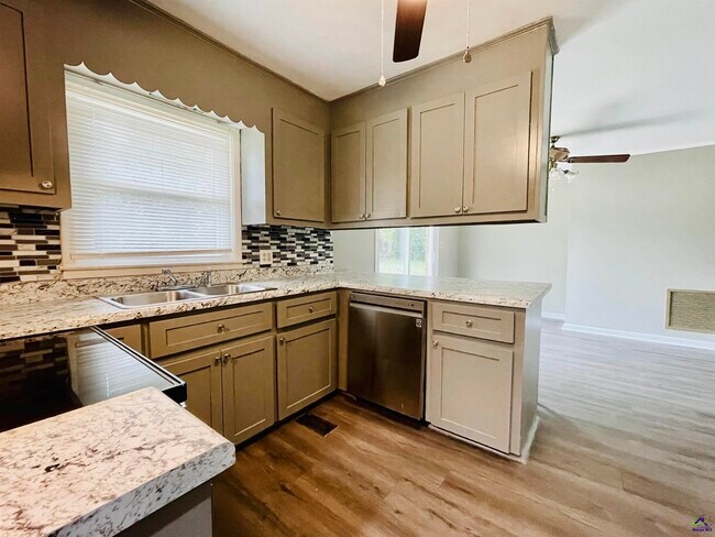 Building Photo - 107 Evelyn Dr