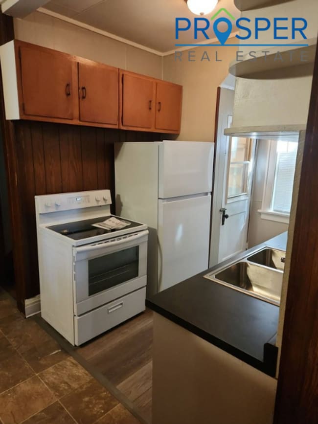 Building Photo - Spacious 4 Bedrooms!