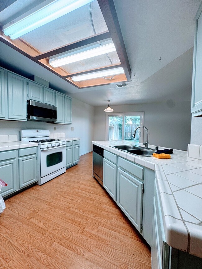 Building Photo - Welcome to this stunning 3-bedroom, 2.5-ba...