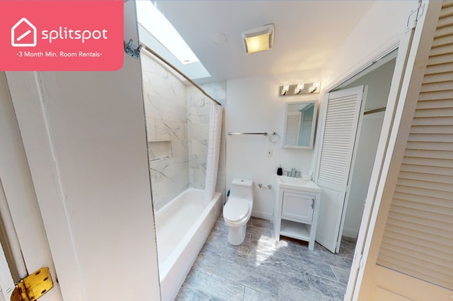 Building Photo - Private room in 4 bedroom Washington Apart...