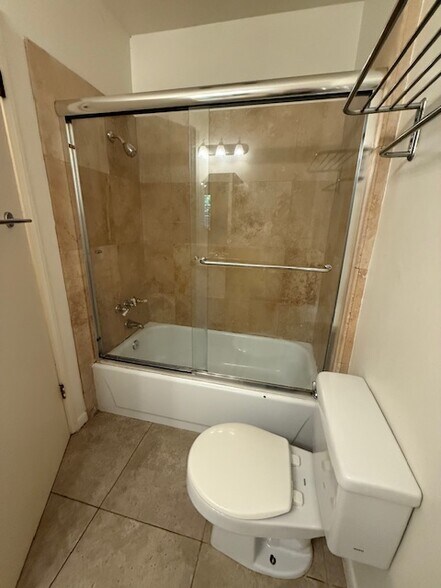 Full bath with travertine tile - 10481 Riverside Dr