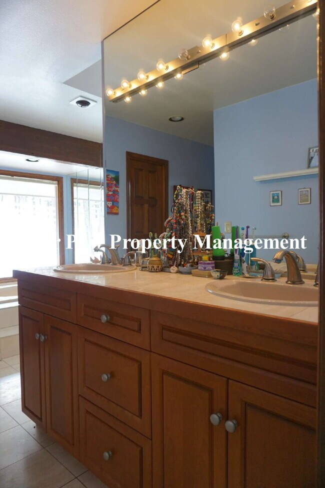 Building Photo - Lovely Home in Soda Creek!!