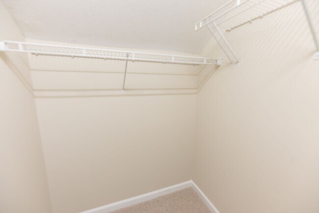 Building Photo - 121 Goldfinch Ave