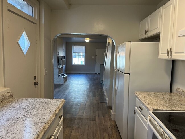 Building Photo - ACCEPTING SECTION 8 - 2 Bedroom + BONUS RO...
