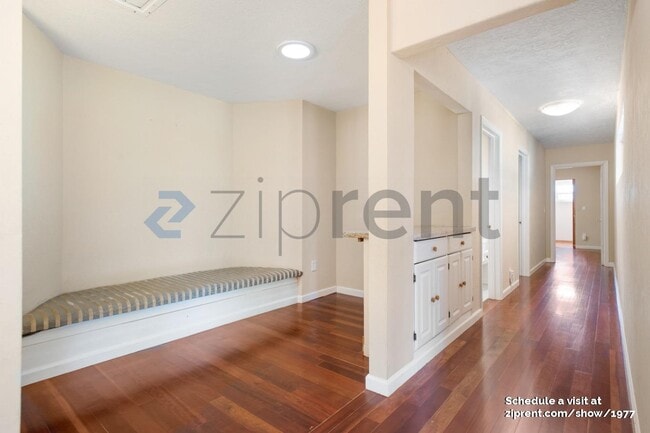 Building Photo - 10609 Creston Dr