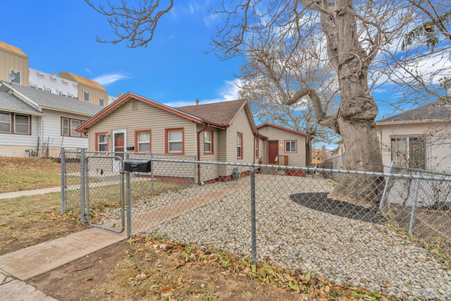 Building Photo - 2 Bed 1 Bath Duplex with fenced in front yard