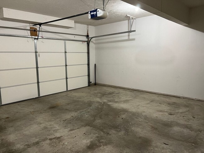 Building Photo - 1034 Doral Dr