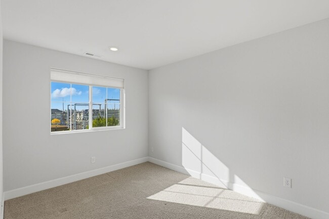 Building Photo - 3 Bedroom, 3.5 Bathroom Cooper Mountain Townhouse